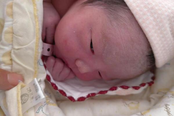 男婴眉心长“月牙”胎记，母亲带他算命后神秘失踪，至今下落不明