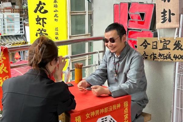 桂林阳朔西街算命先生
